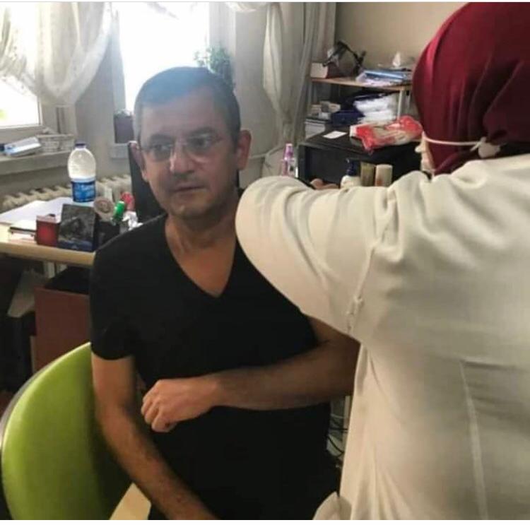 CHP'li Özel'e evinde Özel aşı!