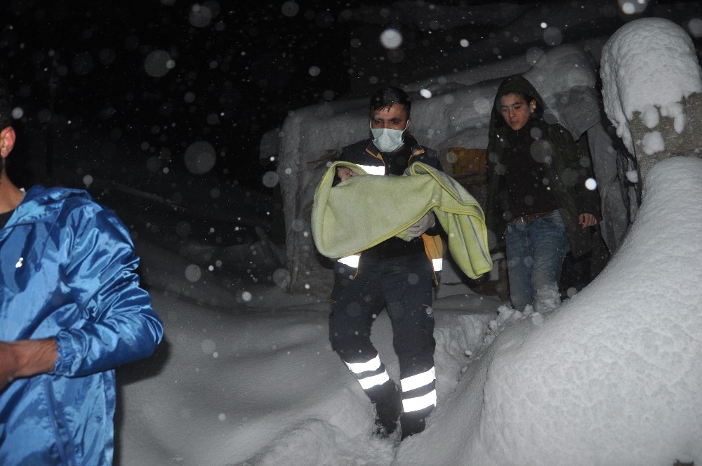 Hakkari'de yoğun yağan kara rağmen ekipler, 7 aylık Abdurrahim Kırmızıtaş'a ulaştı