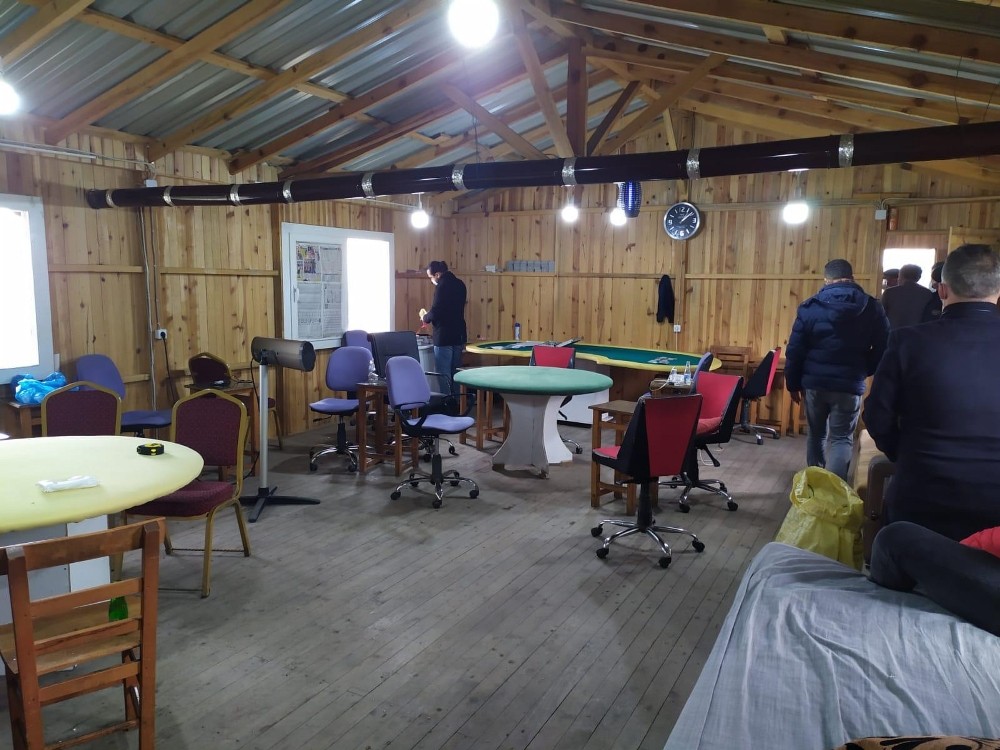 Bağ evini kumarhaneye çevirdiler! 9 kişiye 16 bin 294 lira para cezası kesildi