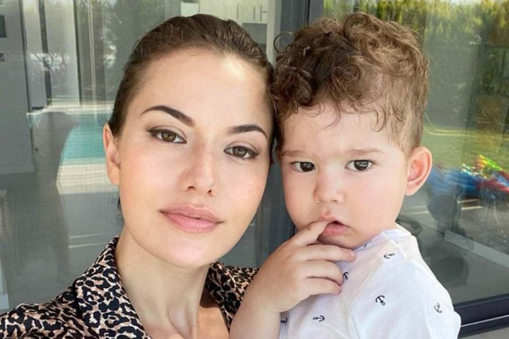 Ünlü oyuncu Fahriye Evcen oğlunu okula götürdü!