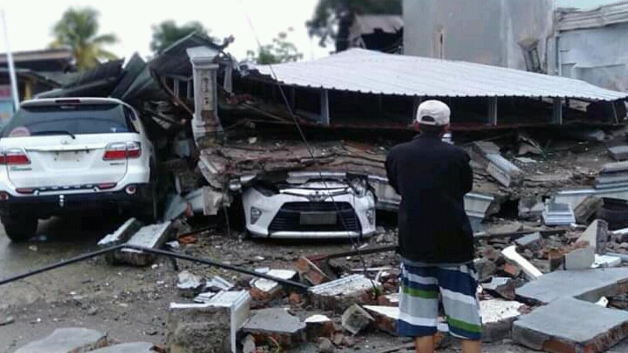 Endonezya'da yer yerinden oynadı: 7,1 şiddetinde deprem!