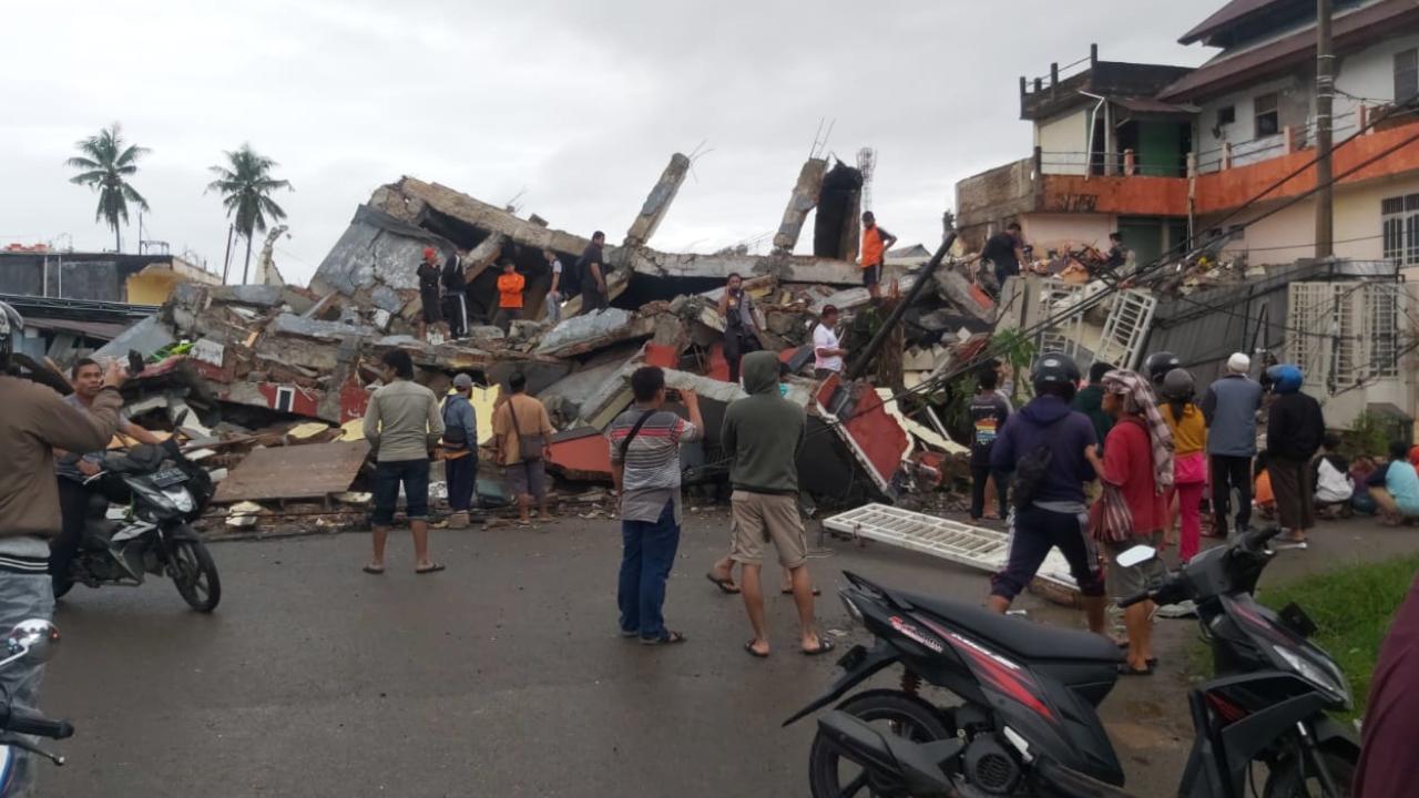 Endonezya'da yer yerinden oynadı: 7,1 şiddetinde deprem!