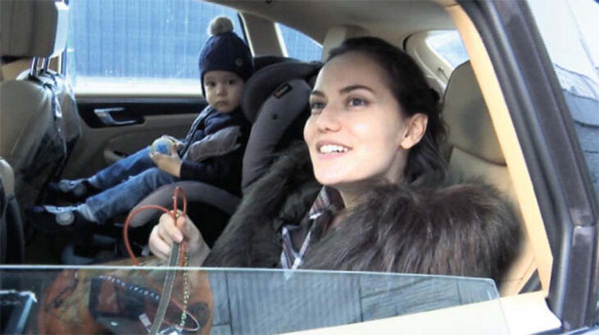 Ünlü oyuncu Fahriye Evcen oğlunu okula götürdü!