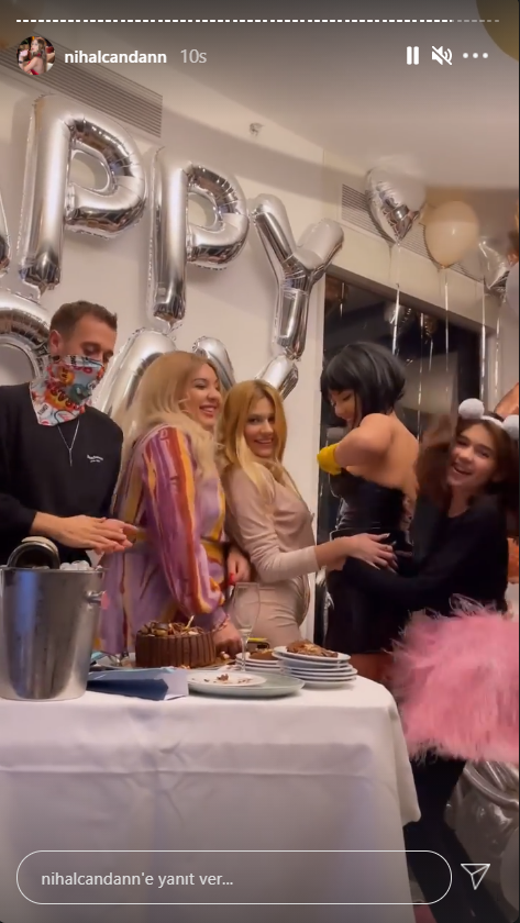 Kimse bunu beklemiyordu! Bahar Candan bir anda ablası Nihal Candan'ın dudaklarına yapıştı!