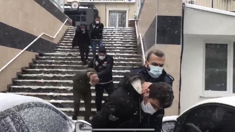 Çekmeköy'de kuyumcu soygunu saniye saniye kameralara yansıdı!