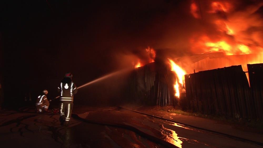 Ümraniye'de geri dönüşüm tesisinin deposu alev alev yandı!