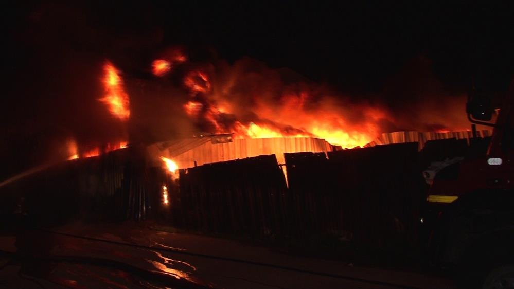 Ümraniye'de geri dönüşüm tesisinin deposu alev alev yandı!