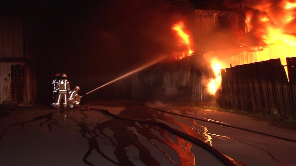 Ümraniye'de geri dönüşüm tesisinin deposu alev alev yandı!