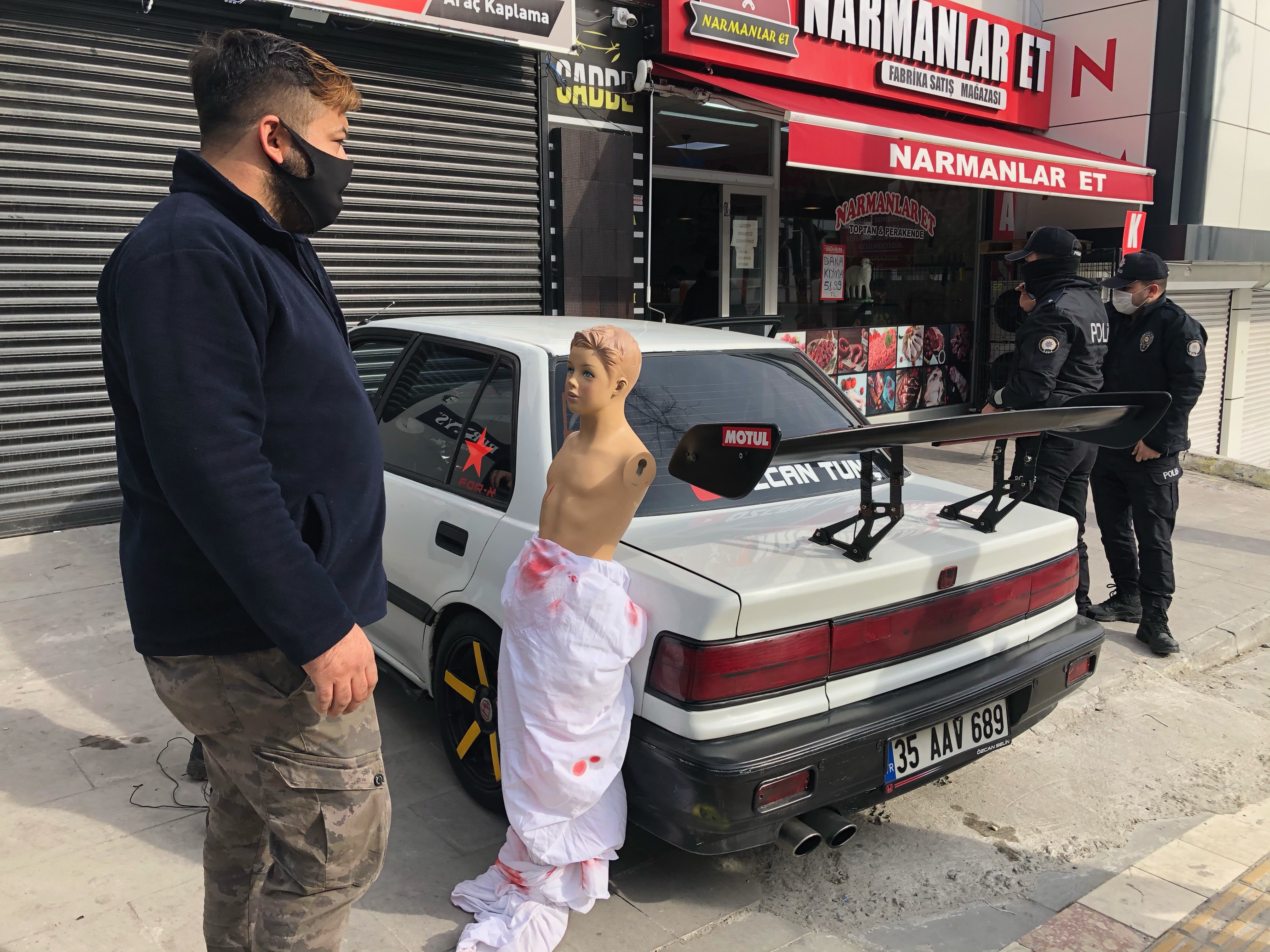 Kanlı, kefenli modifiyeli aracıyla görenleri şoke etti!