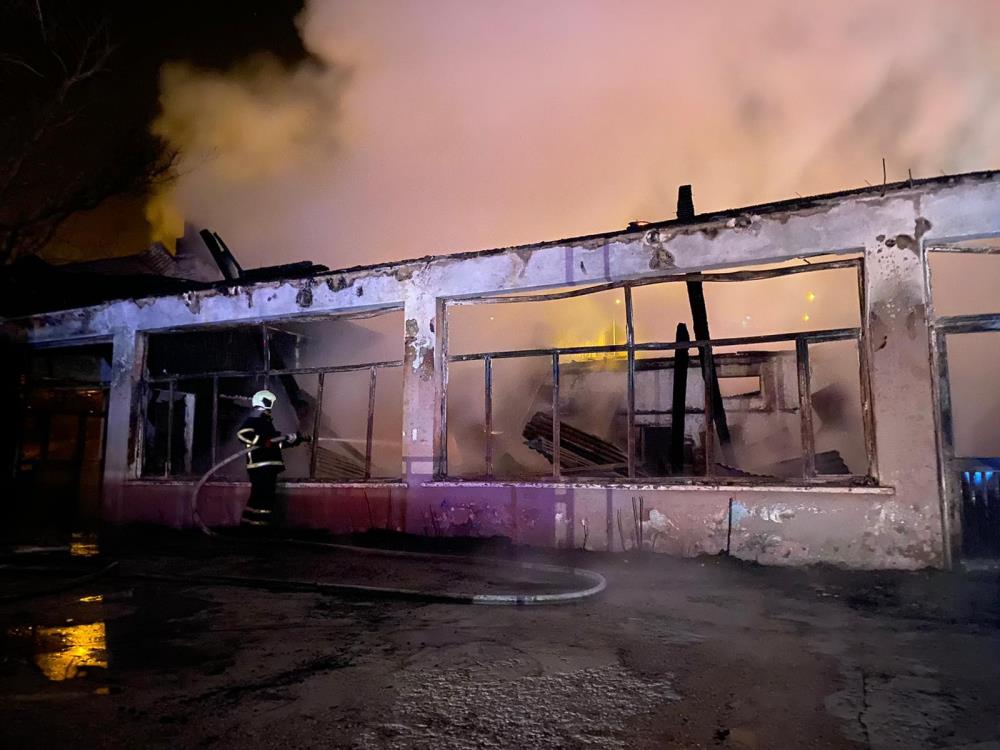 Mutfak tüpü patladı, lokanta alevler içinde kaldı!