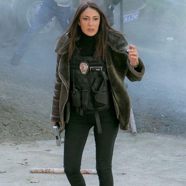 Ünlü oyuncu Merve Oflaz saldırıya uğradı!