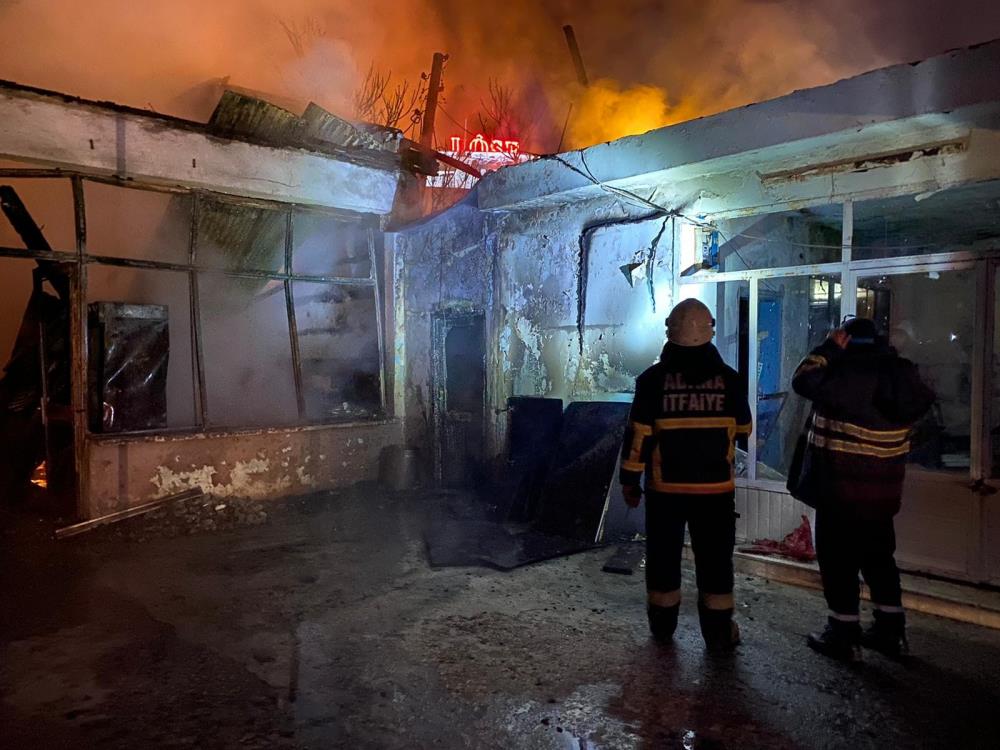 Mutfak tüpü patladı, lokanta alevler içinde kaldı!