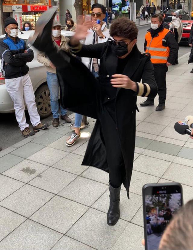 Yılmaz Morgül sokak ortasında tekmeler savurarak şov yaptı!