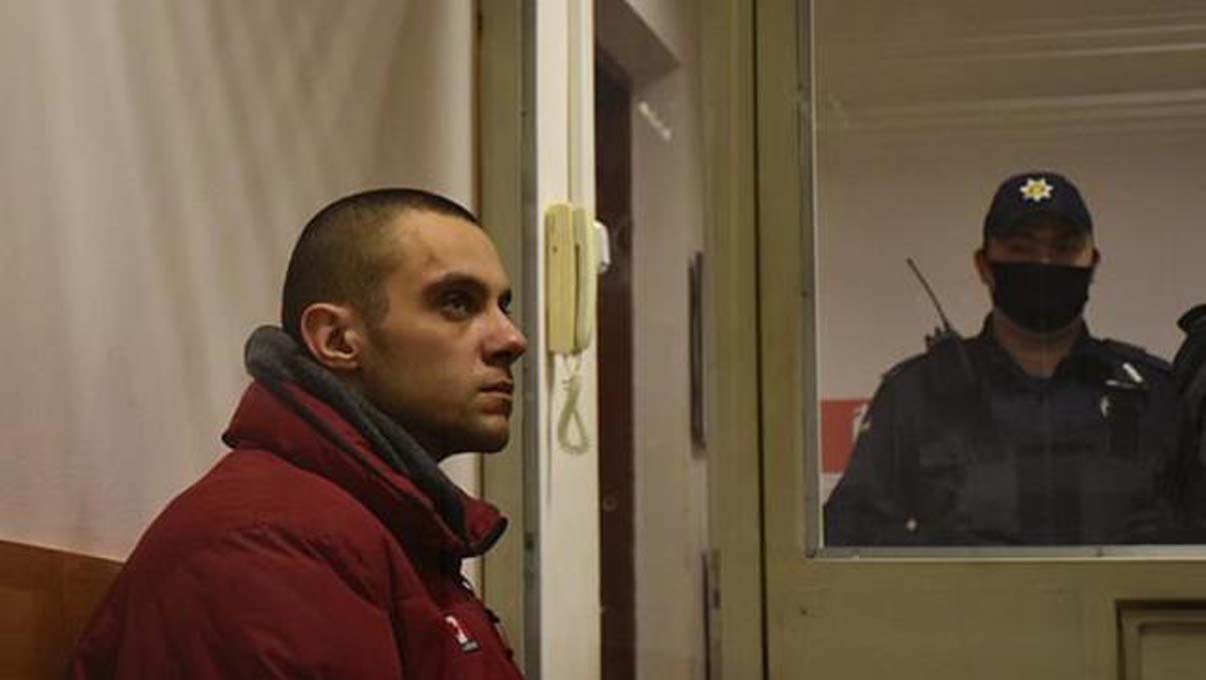 Kendini tanrı zanneden adam, babasının kesik başıyla sokaklarda çıplak halde dolaştı