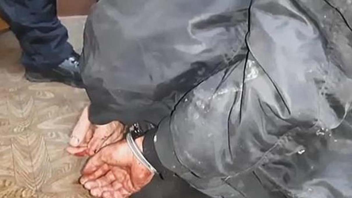 Kendini tanrı zanneden adam, babasının kesik başıyla sokaklarda çıplak halde dolaştı