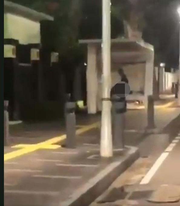 Uyarılara kulak tıkayıp otobüs durağında ilişkiye giren çift kameralara yansıdı