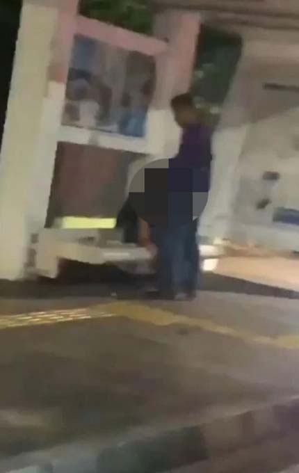 Uyarılara kulak tıkayıp otobüs durağında ilişkiye giren çift kameralara yansıdı