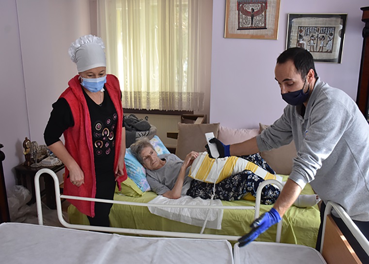 Gönül Elleri Çarşısı ekibi bakıma muhtaç hastaların gönlüne dokunmaya devam ediyor!