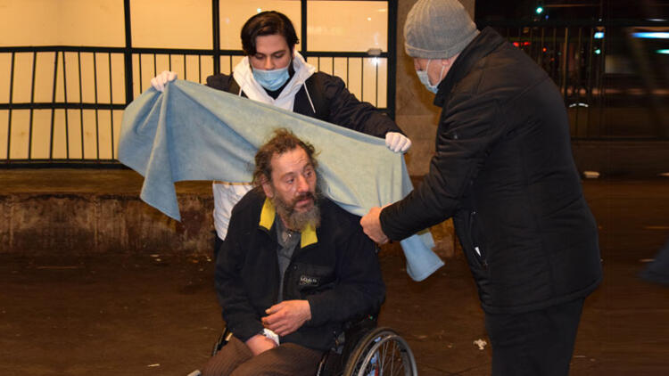 Mevlana Camisi Derneği Berlin’deki evsizlerin içini ısıttı! Çorba ve yiyecek ikramında yapıldı