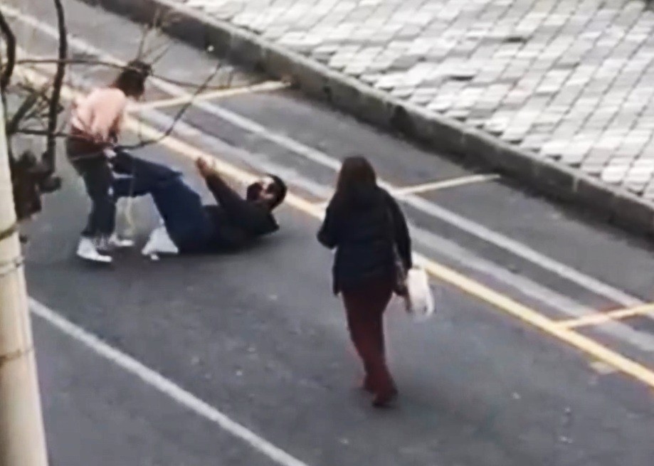 Aydın'da genç kadın güpegündüz elinde bıçakla terör estirdi!