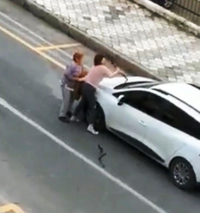 Aydın'da genç kadın güpegündüz elinde bıçakla terör estirdi!