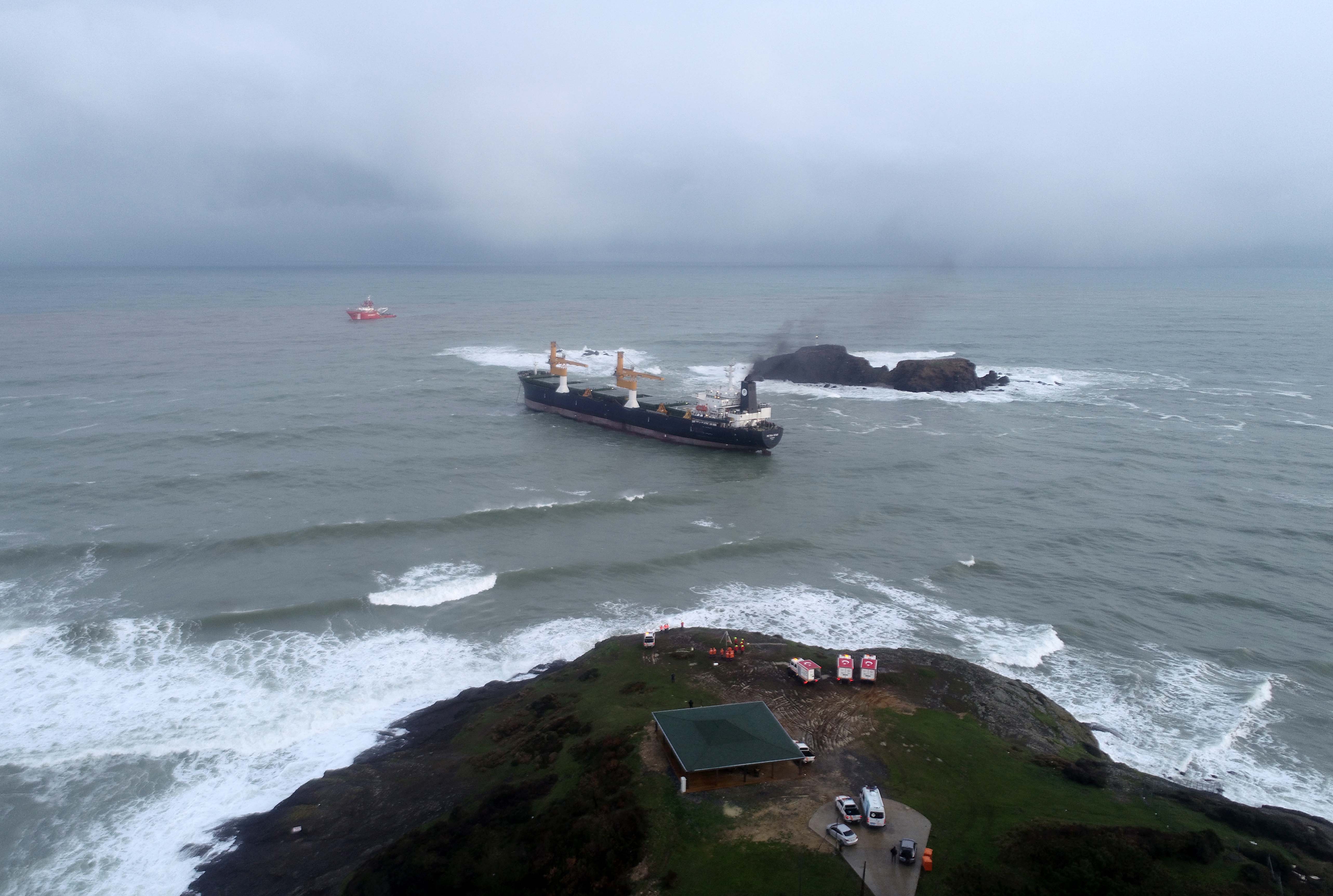 Arıza veren kargo gemisi kıyıya demir attı! Ekipler çalışma başlattı