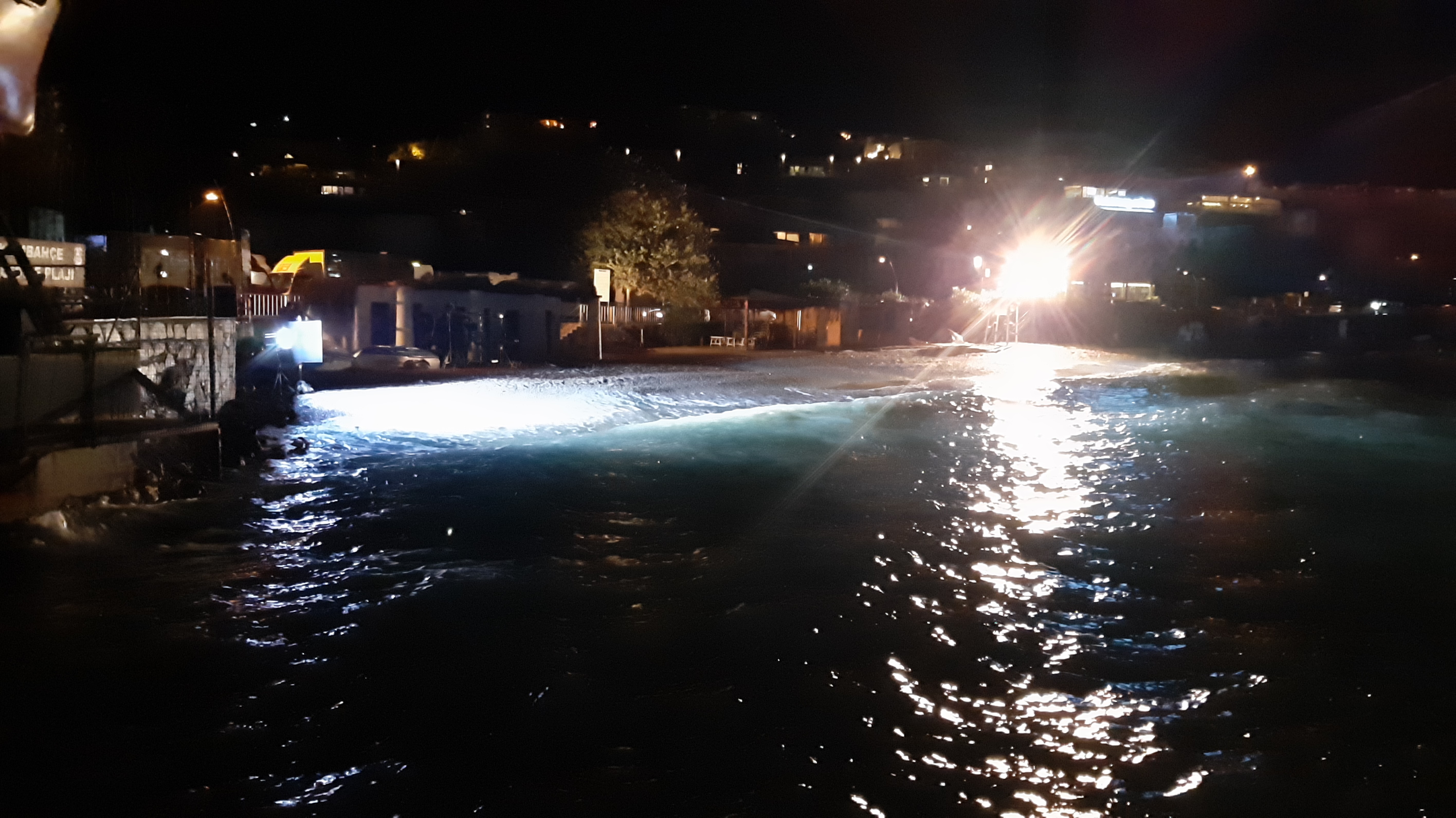 Sefirin Kızı dizi çekimlerinde korku dolu anlar! Denize düşen 2 kişi...