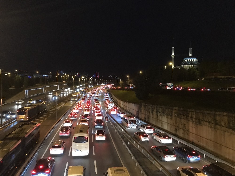 56 saatlik kısıtlama sonrası 15 Temmuz Şehitler Köprüsü’nde trafik yoğunluğu