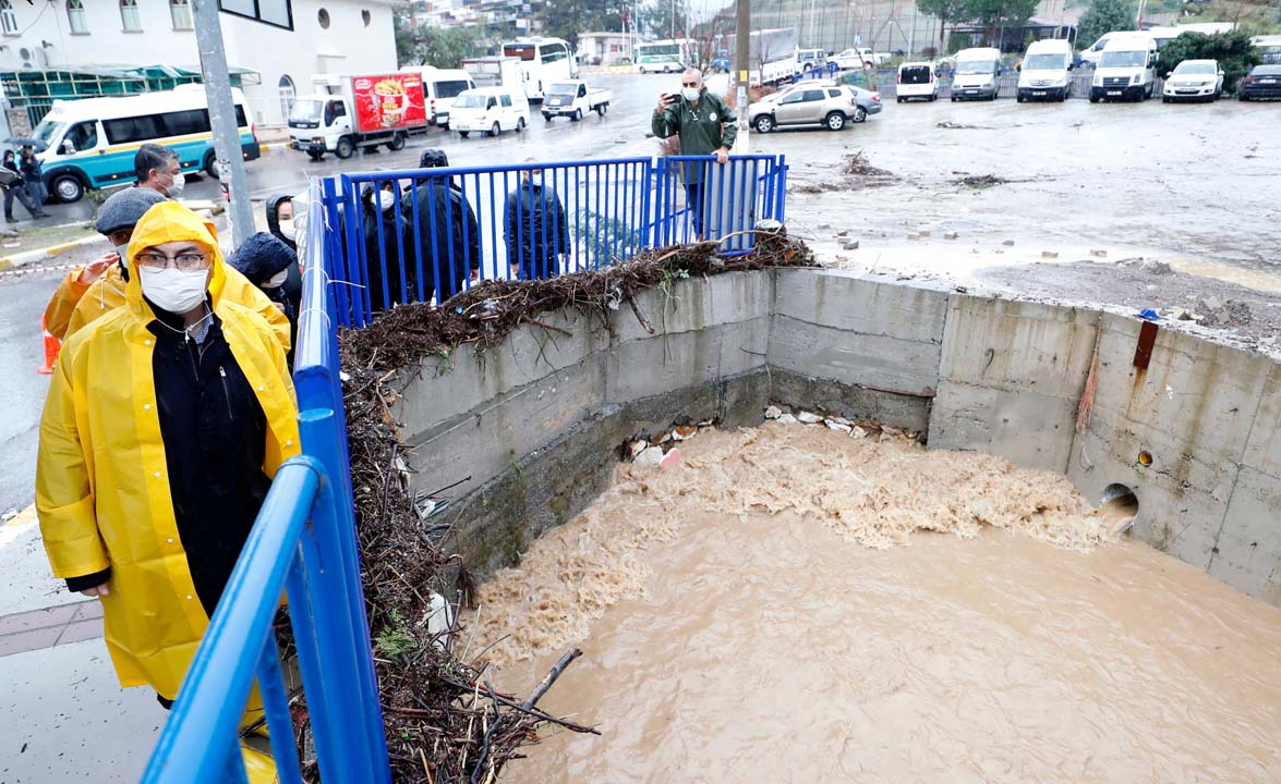 Son dakika... İzmir Valisi Köşger acı haberi verdi: Sel, Menderes ilçesinde can aldı