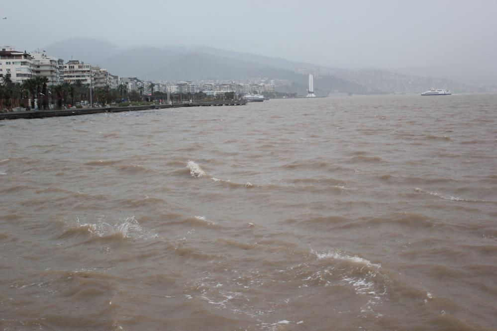 Son dakika... İzmir Valisi Köşger acı haberi verdi: Sel, Menderes ilçesinde can aldı