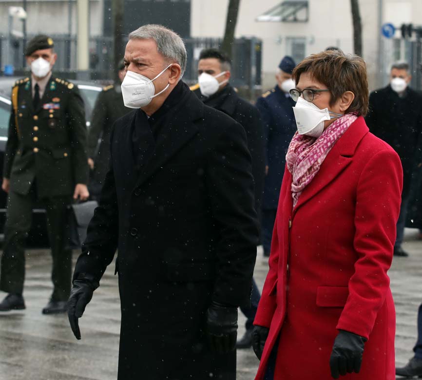 Bakan Akar Almanya ziyaretini değerlendirdi: Yunanistan'la problemlerimize barışçıl çözümler bulmayı umut ediyoruz!