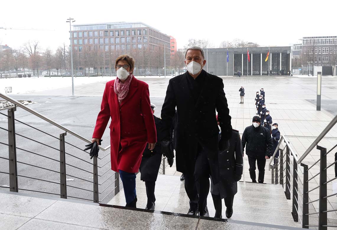Bakan Akar Almanya ziyaretini değerlendirdi: Yunanistan'la problemlerimize barışçıl çözümler bulmayı umut ediyoruz!
