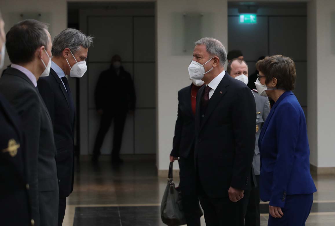 Bakan Akar Almanya ziyaretini değerlendirdi: Yunanistan'la problemlerimize barışçıl çözümler bulmayı umut ediyoruz!