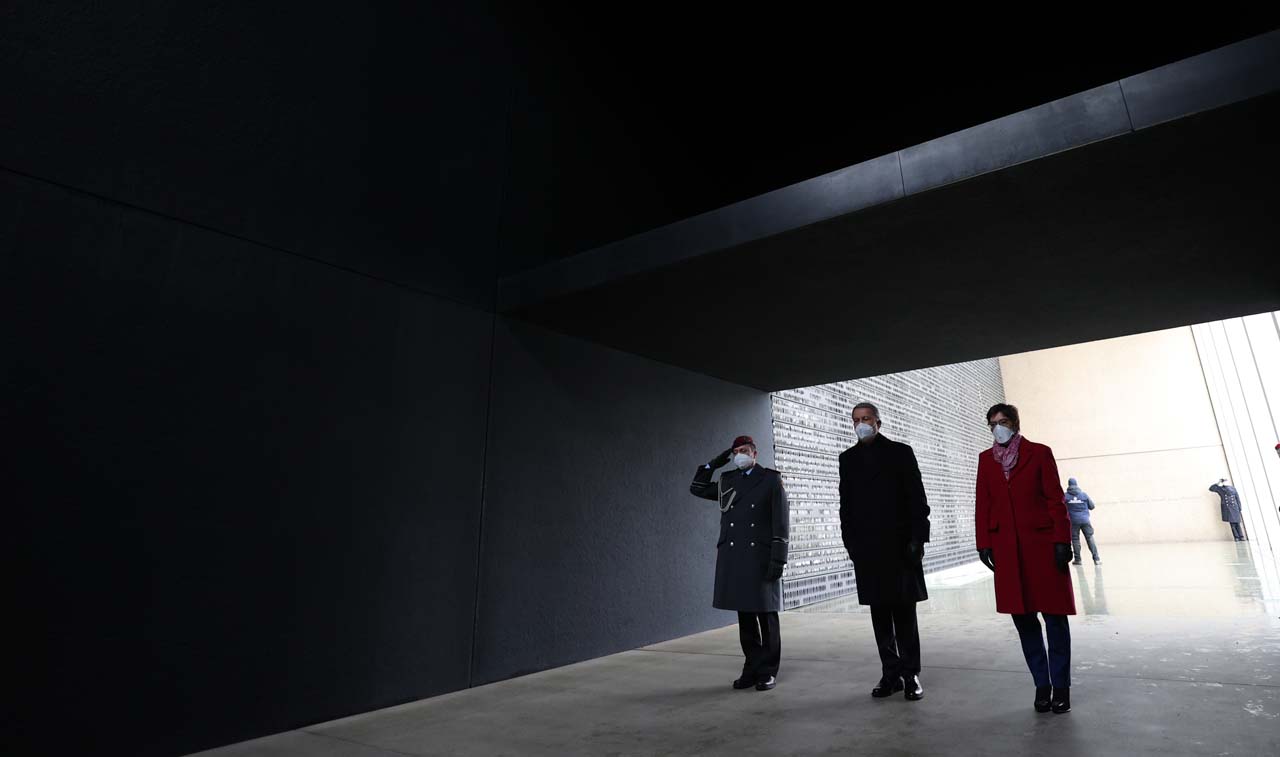 Bakan Akar Almanya ziyaretini değerlendirdi: Yunanistan'la problemlerimize barışçıl çözümler bulmayı umut ediyoruz!