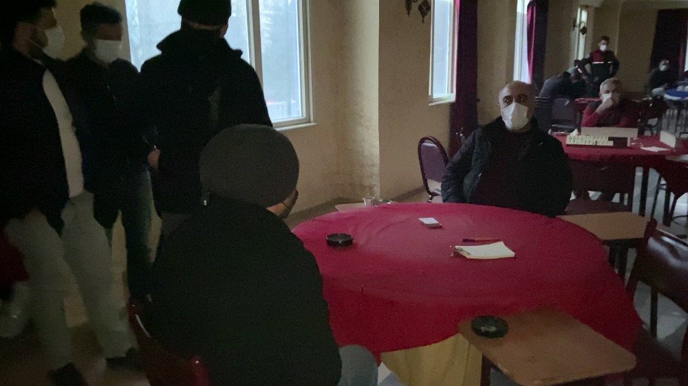 5 kez mühürlenen kıraathane yine basıldı: Okey tutkunları pencereden atlayarak kaçmak istedi!