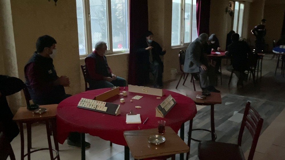 5 kez mühürlenen kıraathane yine basıldı: Okey tutkunları pencereden atlayarak kaçmak istedi!