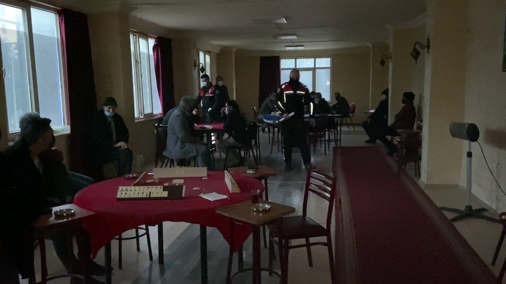 5 kez mühürlenen kıraathane yine basıldı: Okey tutkunları pencereden atlayarak kaçmak istedi!