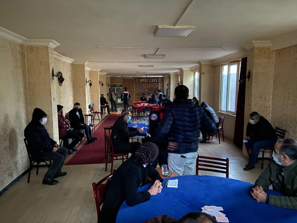 5 kez mühürlenen kıraathane yine basıldı: Okey tutkunları pencereden atlayarak kaçmak istedi!