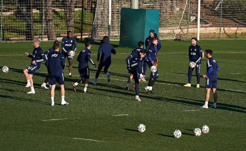 Fenerbahçe'de derbi hazırlıkları devam ediyor: Luiz Gustavo antrenmanda yer almadı!