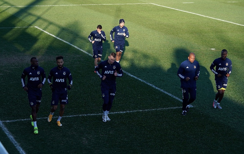 Fenerbahçe'de derbi hazırlıkları devam ediyor: Luiz Gustavo antrenmanda yer almadı!