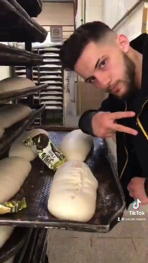 Döner ve süt skandalından sonra şimdi de ekmek skandalı: Dondurma çubuğunu yalayıp içine koydu!