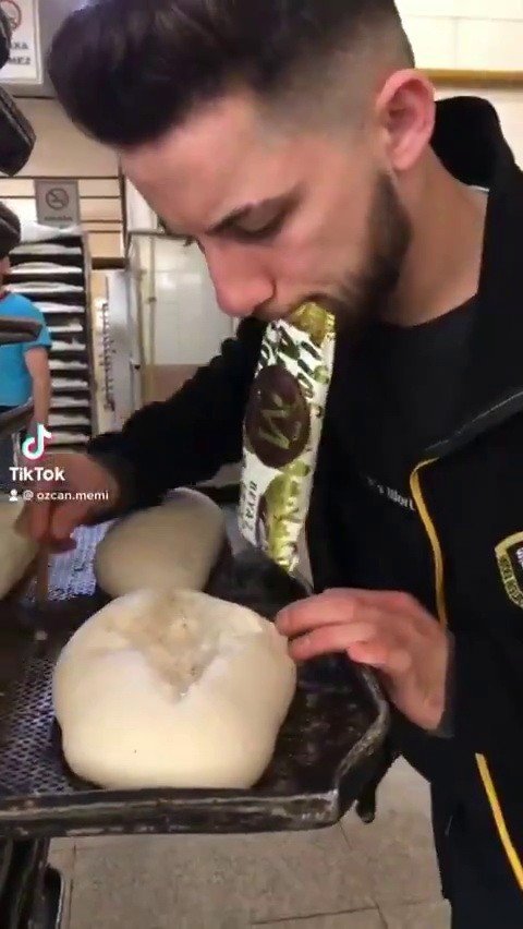 Döner ve süt skandalından sonra şimdi de ekmek skandalı: Dondurma çubuğunu yalayıp içine koydu!
