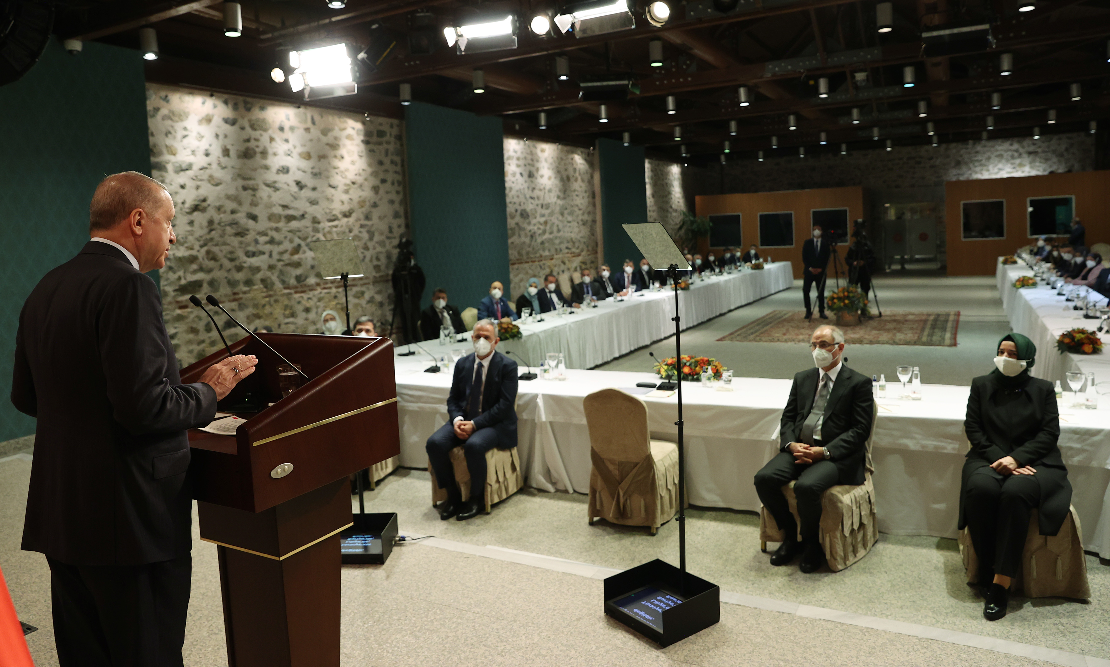 Cumhurbaşkanı Erdoğan: Müslümanlar çift yönlü cendereye alınıyor