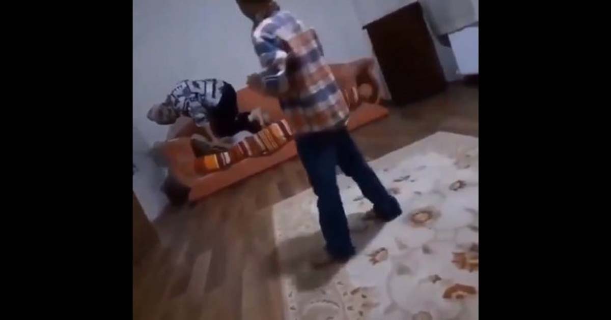 Twitter'da kan donduran görüntüler! Nurcan Serçe isimli kadın kızını dövdü, boğmaya çalıştı