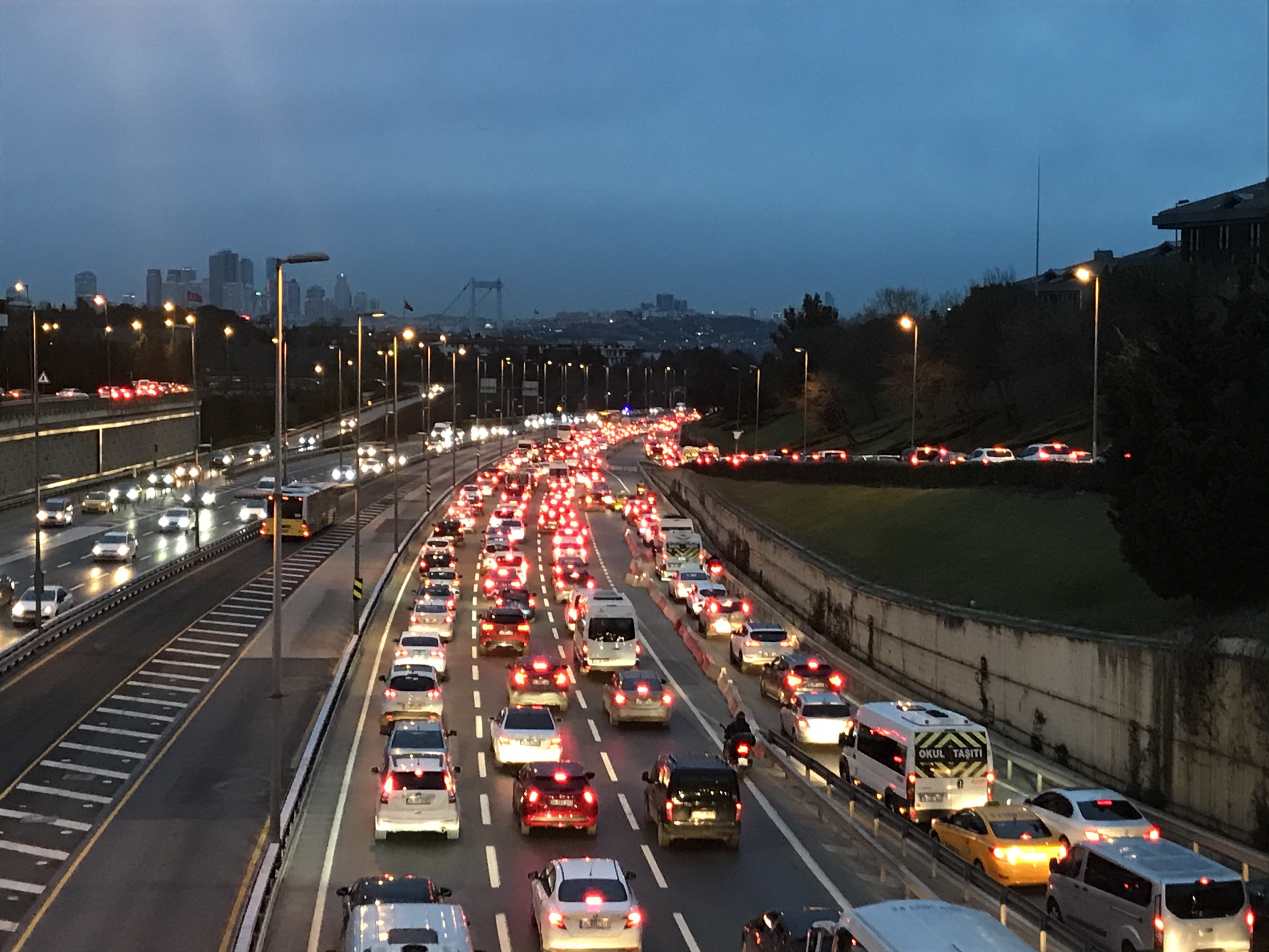 İstanbul'da, kısıtlamanın sona ermesiyle trafik yoğunluğu arttı