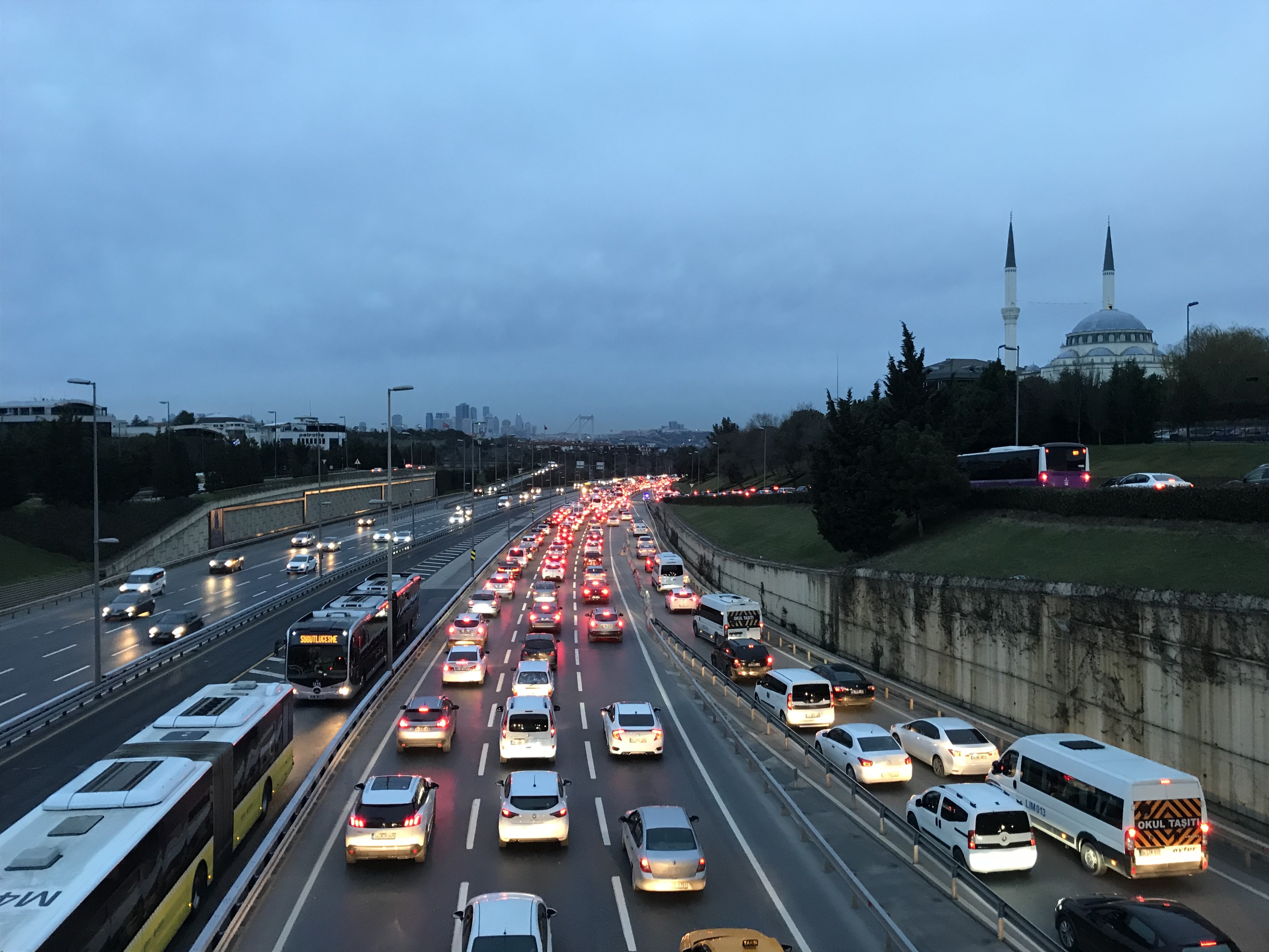 İstanbul'da, kısıtlamanın sona ermesiyle trafik yoğunluğu arttı