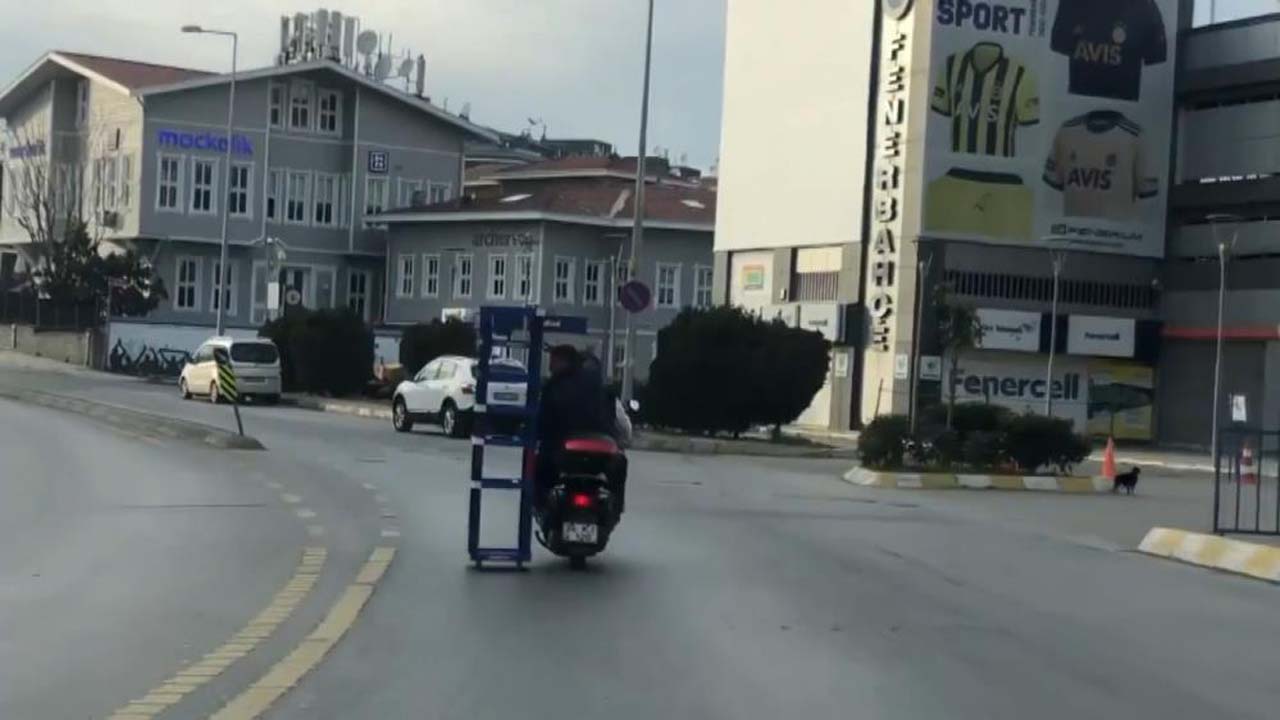 Kadıköy'de ilginç anlar: 2 metrelik rafı sürerek götürdüler