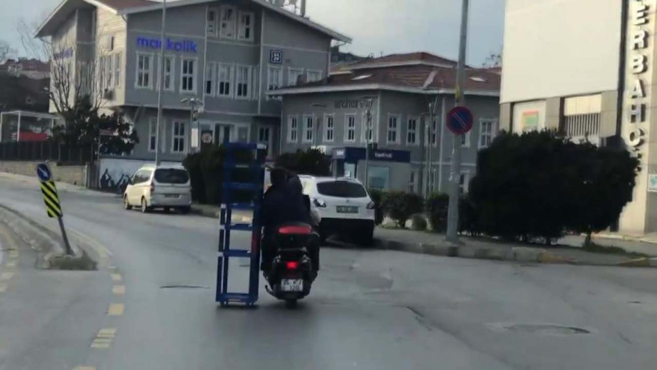 Kadıköy'de ilginç anlar: 2 metrelik rafı sürerek götürdüler