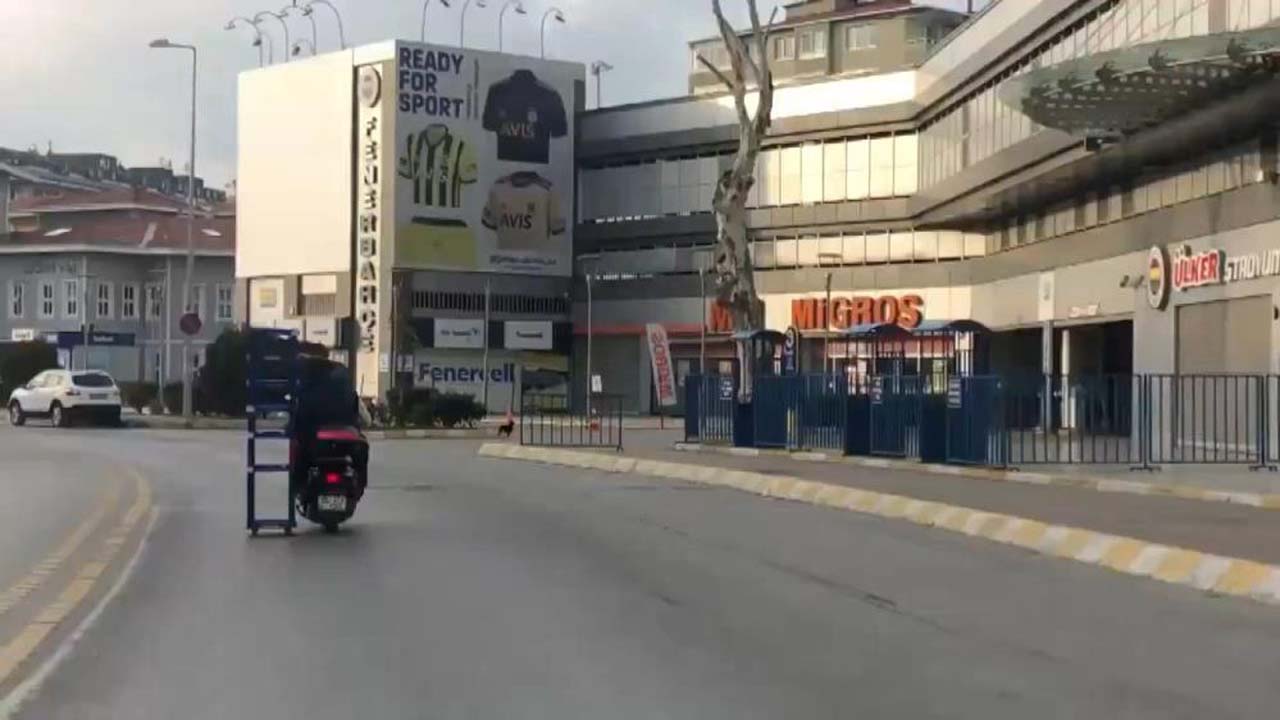 Kadıköy'de ilginç anlar: 2 metrelik rafı sürerek götürdüler