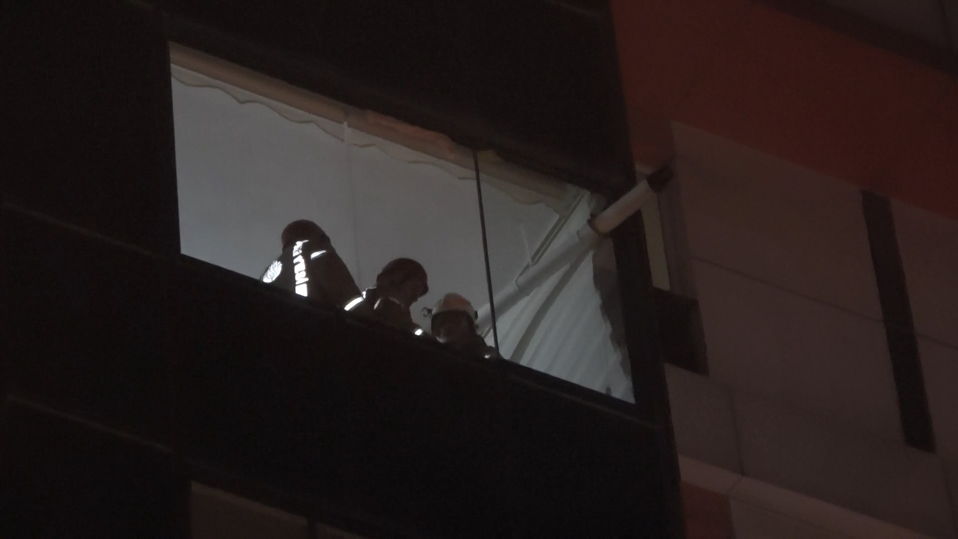 İstanbul'da fırtına yüzünden çatılar uçtu, balkonlar çöktü!